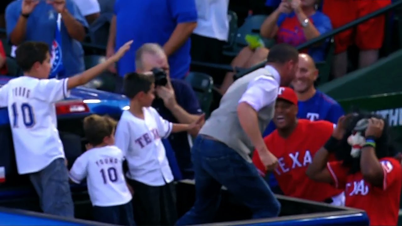 Michael Young’s fear of clowns nearly got Elvis Andrus punched