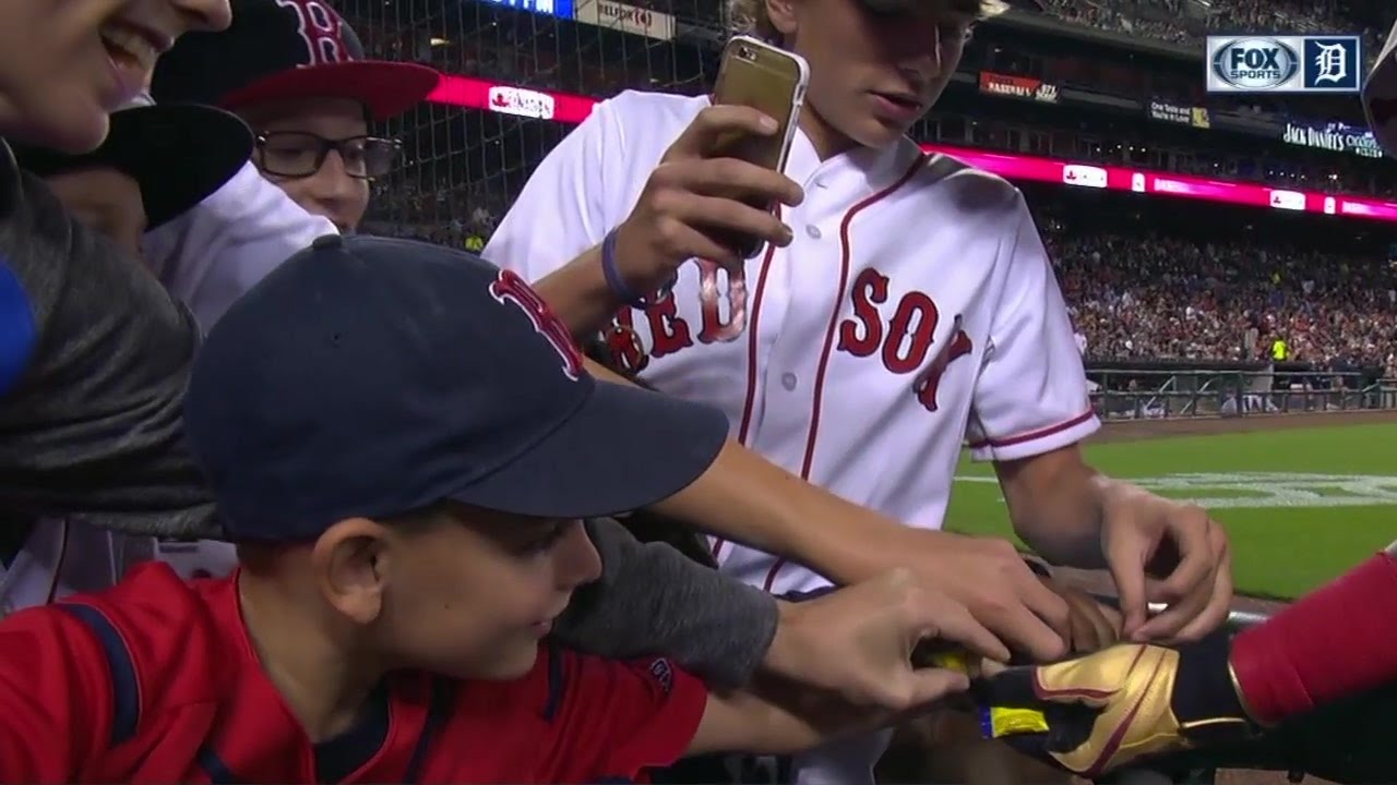 David Ortiz treats young Red Sox fans to some candy