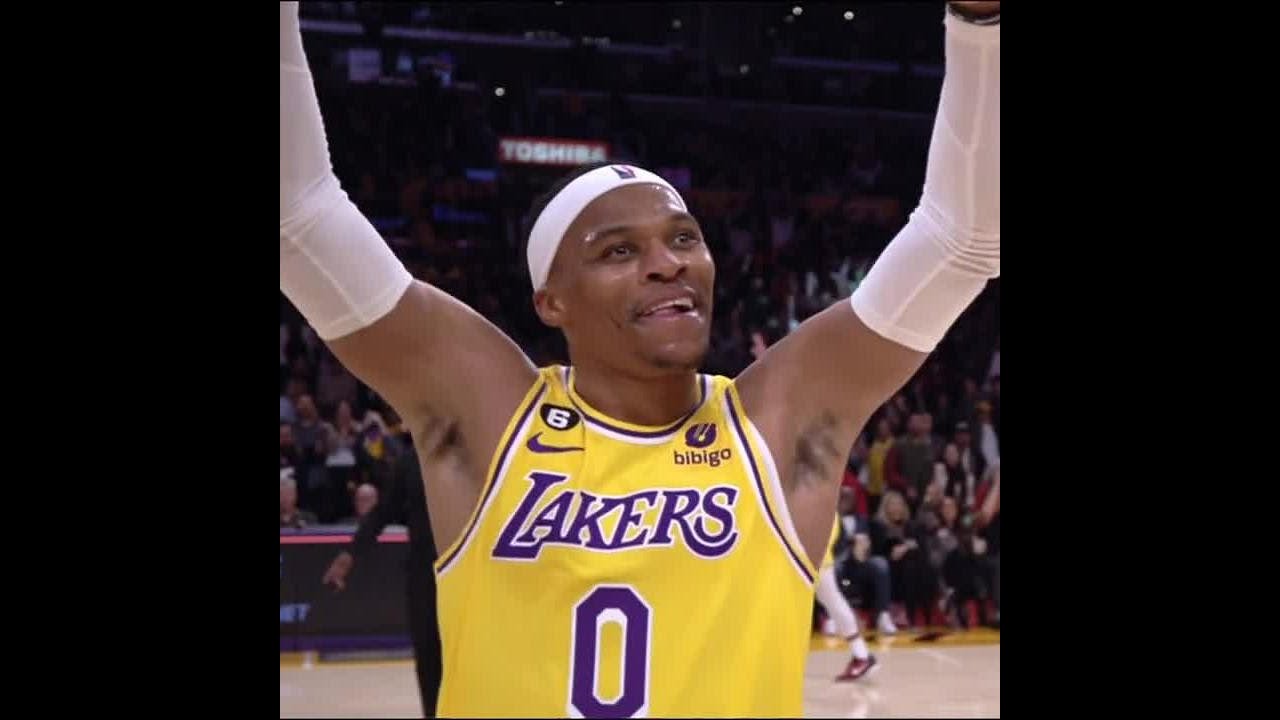 RUSS AT THE BUZZER 🚨
