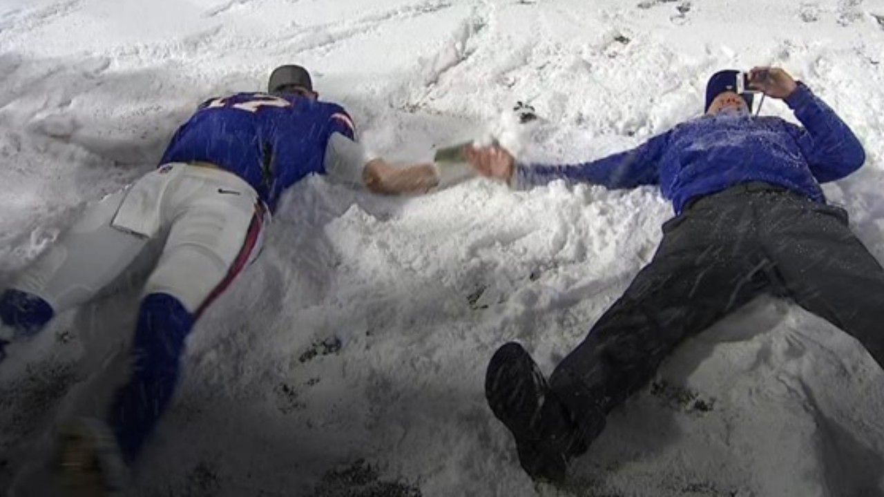 ❄️ SNOW ANGELS IN BUFFALO ☃️ Josh Allen Sean McDermott celebrate the Bills’