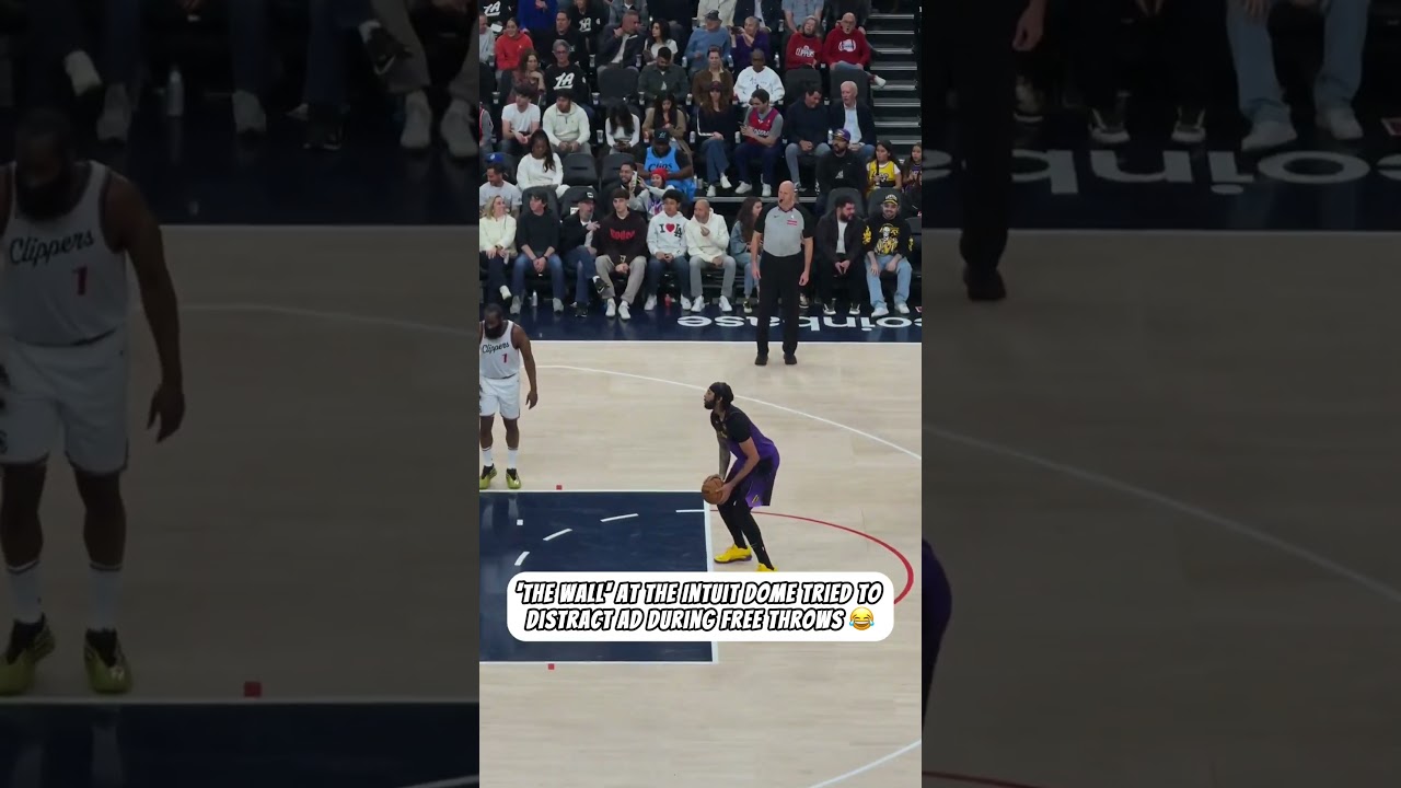 Clippers fans tried distracting Anthony Davis 😂 (via LADEigX)