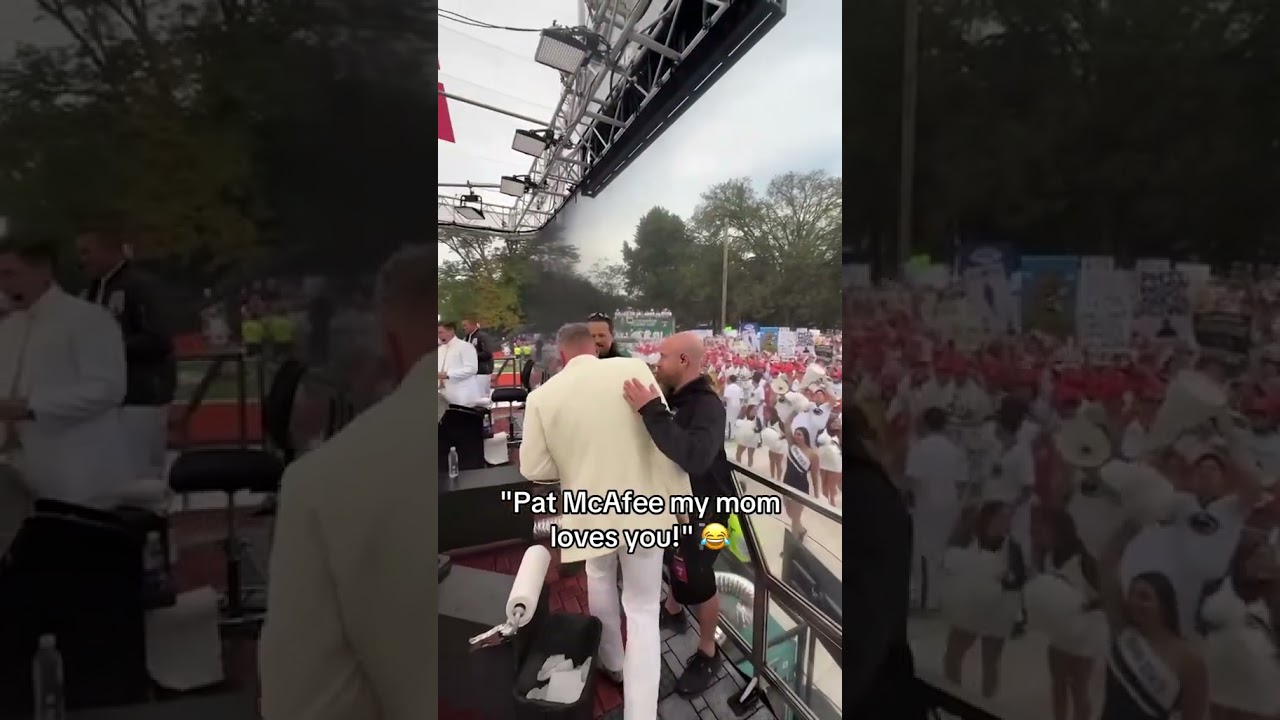 Pat McAfee getting the crowd hyped 🔥